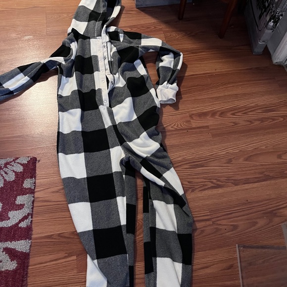 Old navy adult romper. Very comfy. Medium. Like new. - Picture 2 of 4